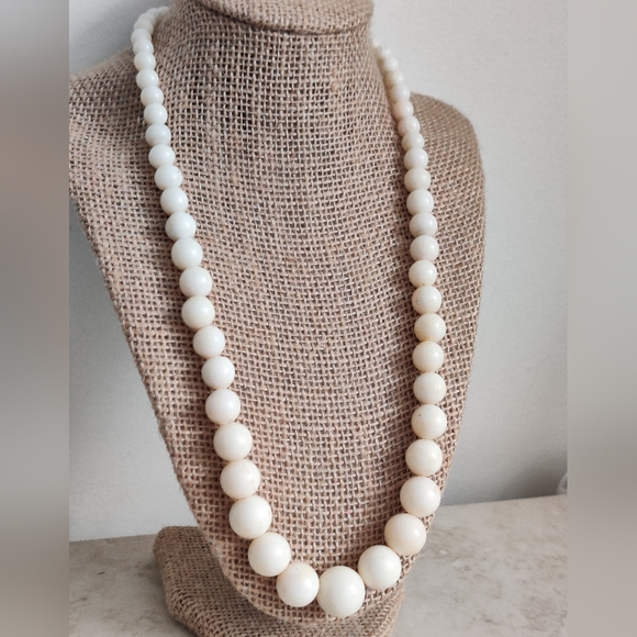 Vintage Genuine White Coral Gradient Necklace - Picture 2 of 16